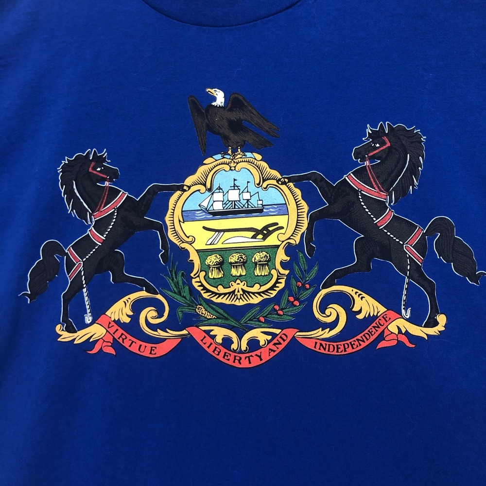 Pennsylvania State Coat Graphic Port & Company T-Shirt Medium‎